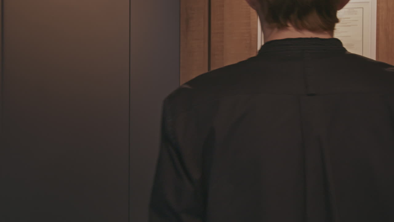 문 밖을 바라보는 사람