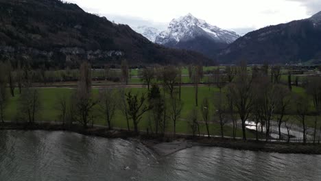 orbit parallax around lake shoreline as water pushed by wind lapping on banks