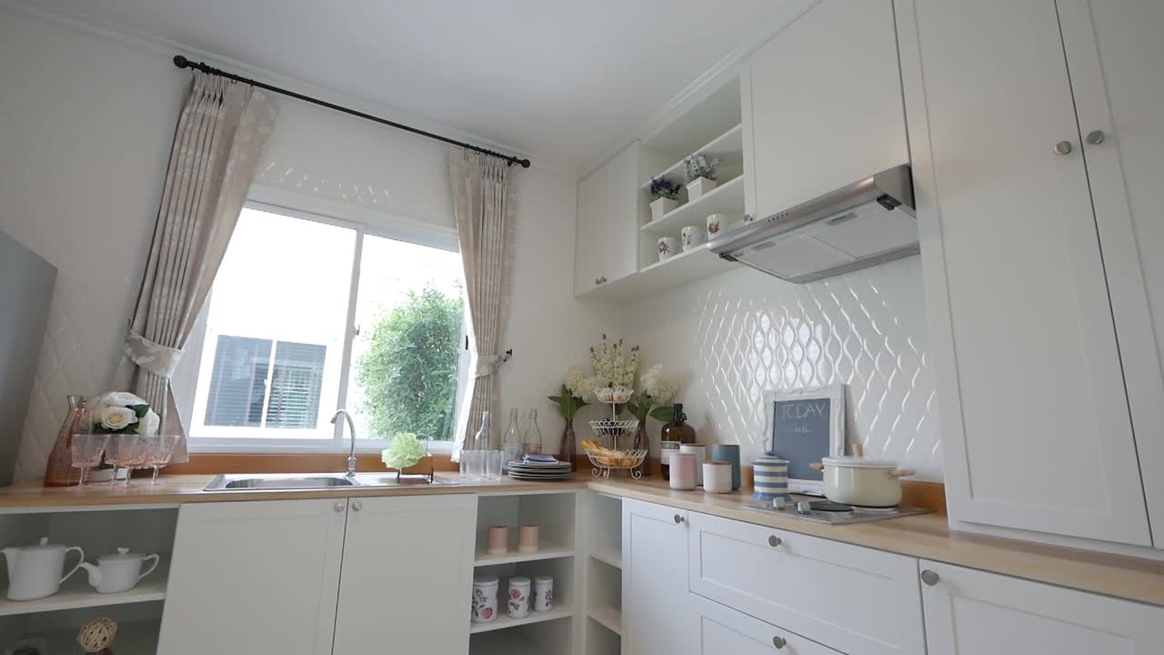 idea de decoración de área de cocina-despensa compacta y moderna