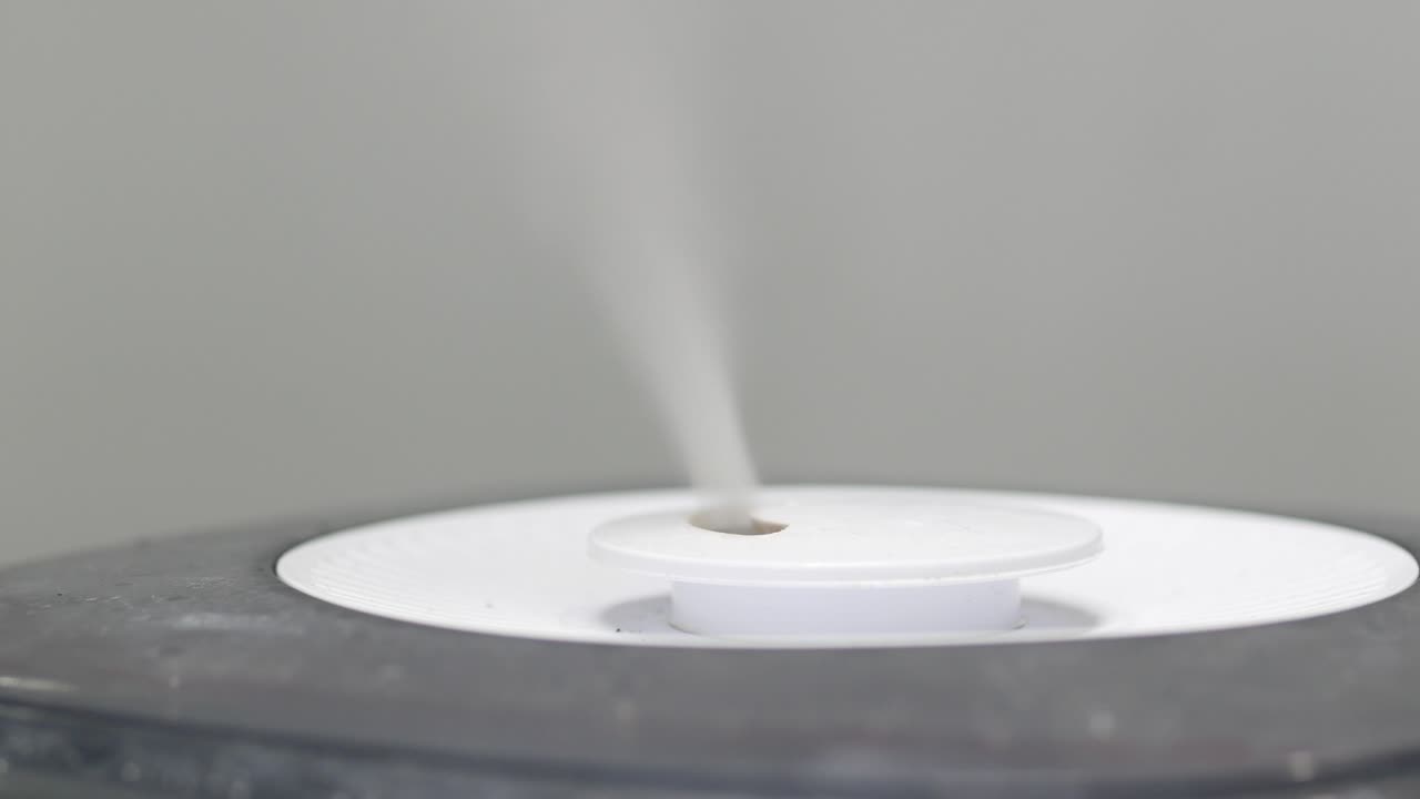 증기를 방출하는 습기화기의 클로즈업