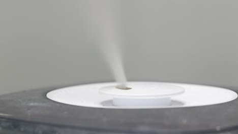 primer plano de un humidificador que emite vapor