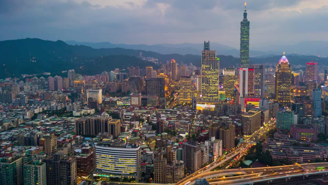iluminación nocturna paisaje de la ciudad de taipei tráfico del centro panorama aéreo 4k timelapse taiwán