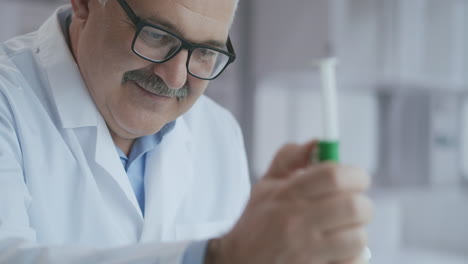 científico de investigación masculino. está sentado en un laboratorio moderno de alta gama con microscopio de vidrio beakers y monitores de trabajo que lo rodean. imágenes de alta calidad 4k