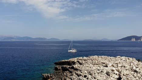 yate navegando en el océano tranquilo de paralia emplisi en fiskardo, erisos grecia