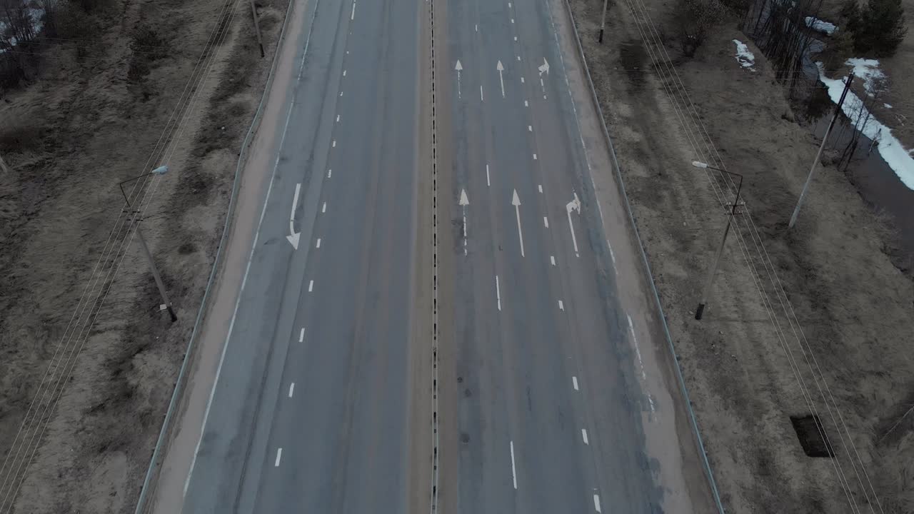 숲 속 의 구름 은 봄 저녁 에 오버브리지 를 가진 자동차 교차로