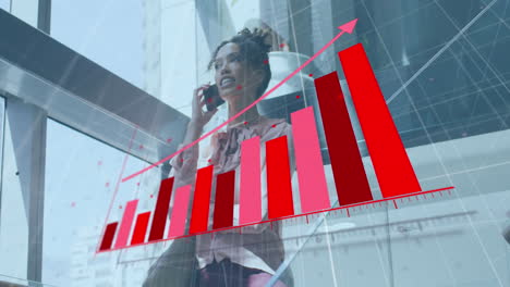 animación del procesamiento de datos sobre una mujer de negocios afroamericana que usa un teléfono inteligente
