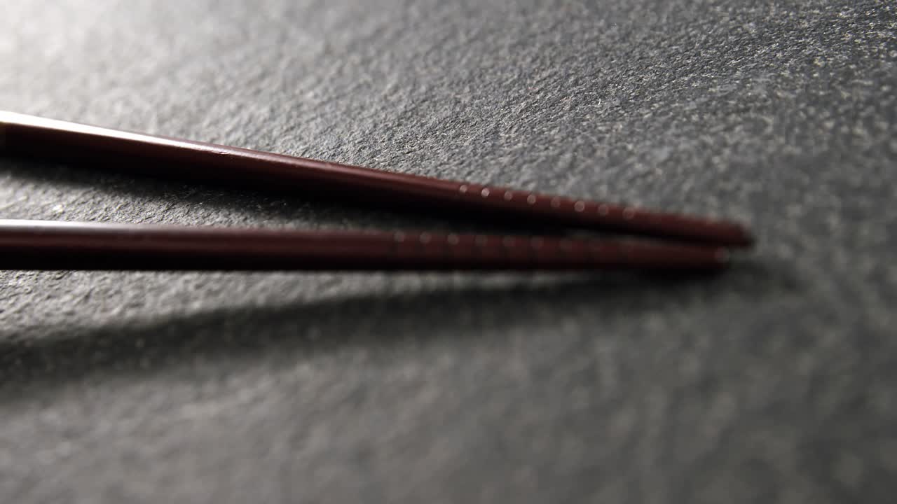 palillos en la pizarra de piedra negra