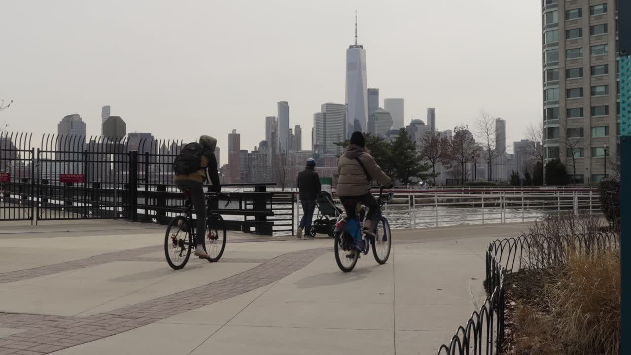 biciclette a 60 fps che sfrecciano davanti allo skyline di new york