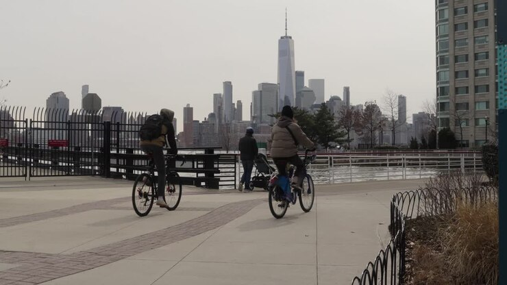 Biciclette a 60fps che passano davanti allo skyline di New York
