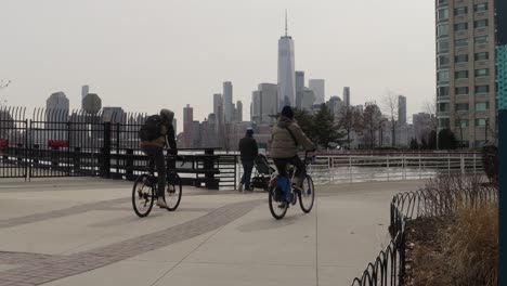 60fps bikes riding past nyc skyline