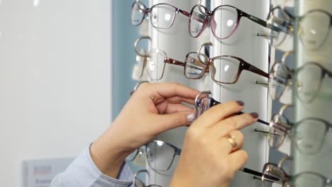mujer probando gafas en un óptico