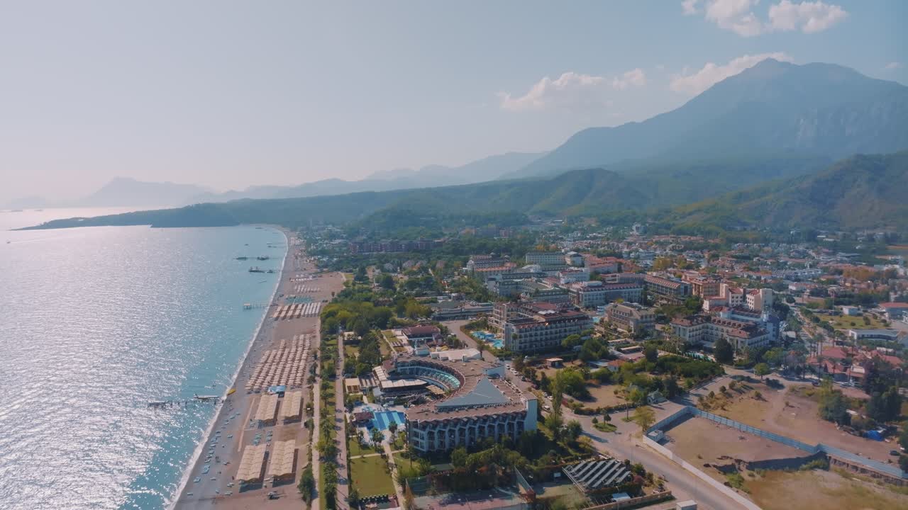 vista aérea de una ciudad turística costera con montañas en el fondo