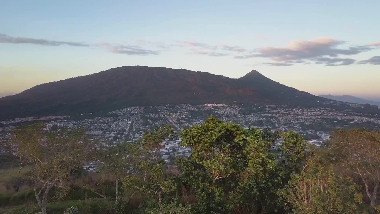 drones volando sobre los árboles revelan el municipio de santa tecla con el volcán san salvador y el parque nacional en el salvador