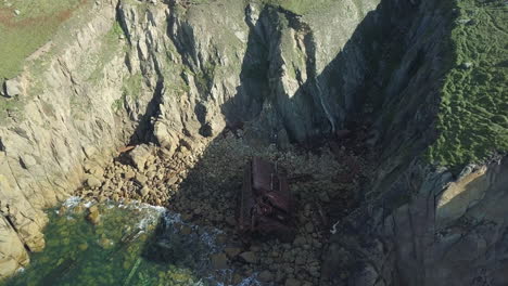 Überführungsruinen-Der-RMS-Mulheim,-Ein-Schiffswrack-In-Cornwall,-Vereinigtes-Königreich-–-Luftaufnahme