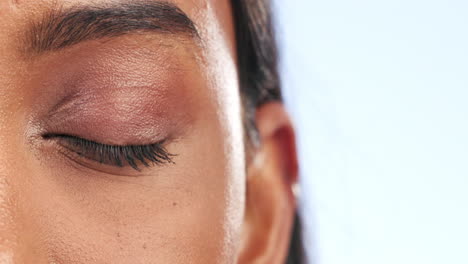 ojos, zoom y media cara mujer en el estudio