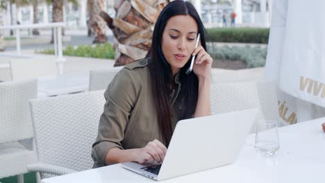 joven mujer de negocios trabajando en un café al aire libre