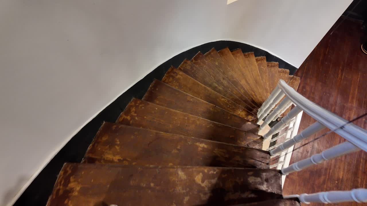 역사적인 집 의 나선형 나무 계단