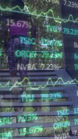 animación de gráficos financieros, datos y mujer biracial corriendo arriba