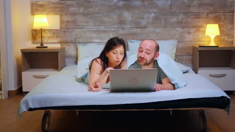 haz un zoom en la foto de una pareja con pijama.