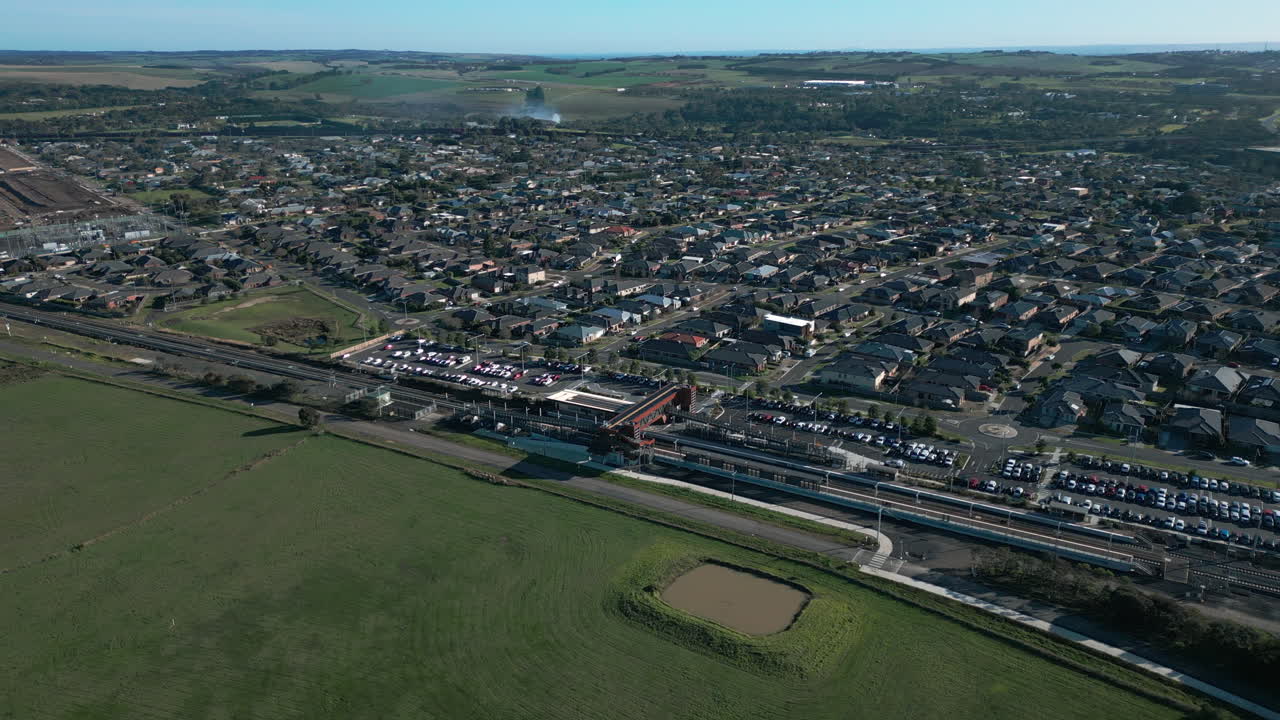 воздушная орбитальная железнодорожная станция с воронными прудами пригород, гилонг, австралия