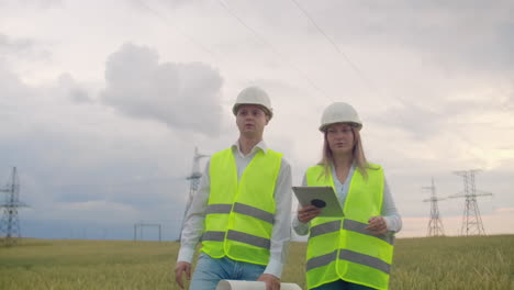 dos ingenieros eléctricos trabajando. hablando y trabajando trabajando en una computadora portátil. comprobando las redes eléctricas.