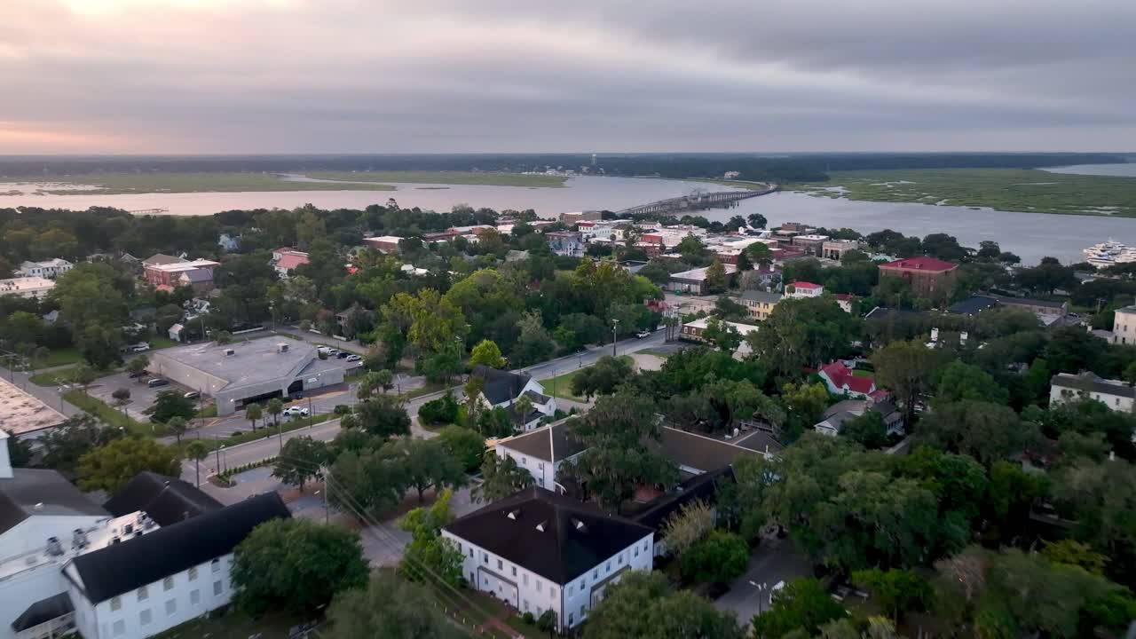 선라이즈 (sunrise) 는 사우스 캐롤라이나 주 보포트 (beaufort) 시내로 날아간다.