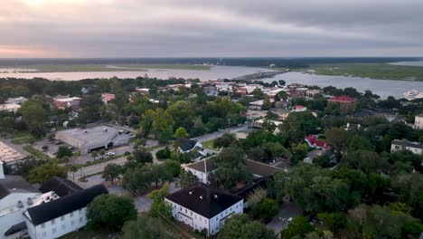 el amanecer empujó el aire hacia el centro de beaufort, carolina del sur.