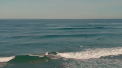 antena de un hombre surfeando muy rapido para muy rapidos con nivel medio