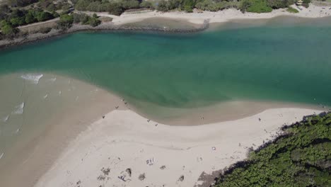 Turista-En-La-Orilla-Arenosa-De-Burleigh-Headland-Con-Tallebudgera-Creek,-Gold-Coast,-Queensland,-Australia