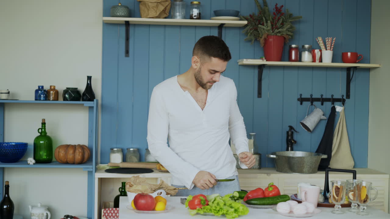 hombre preparando verduras en una cocina