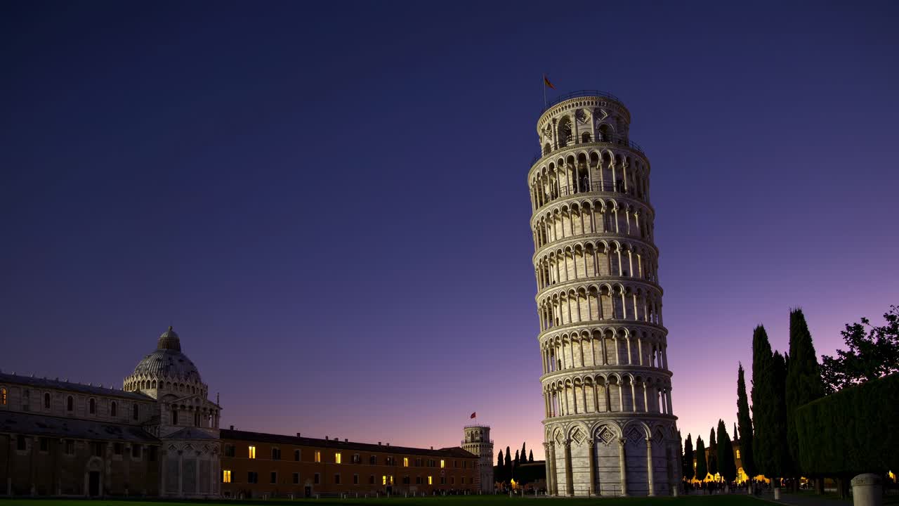 Concept video della Torre Pendente di Pisa al tramonto, ripreso dal basso, che ne evidenzia l'inclinazione.