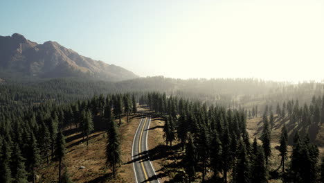 Gebirgspass-Mit-Kurvigen-Straßen