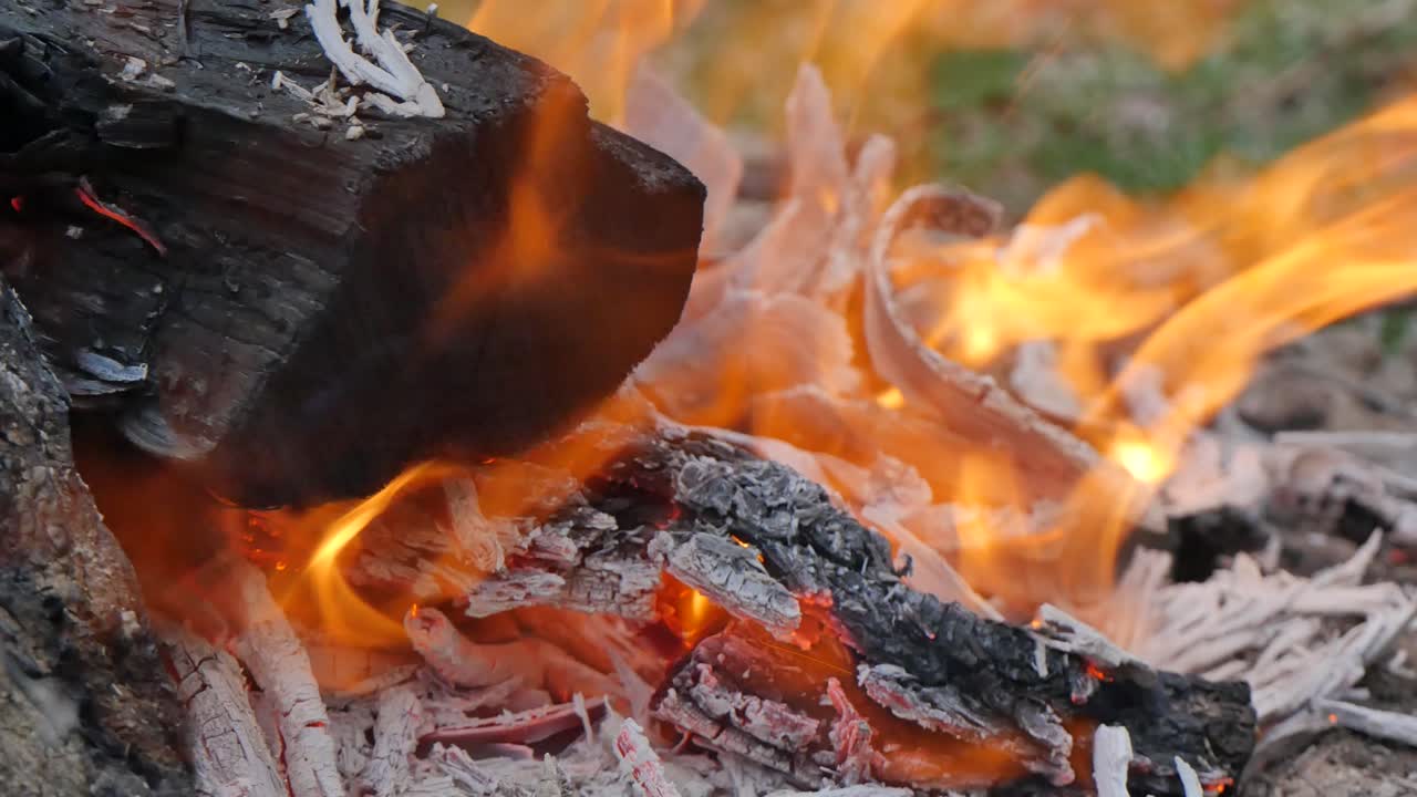 Tulipalon hiillosta, savua ja tuhkaa