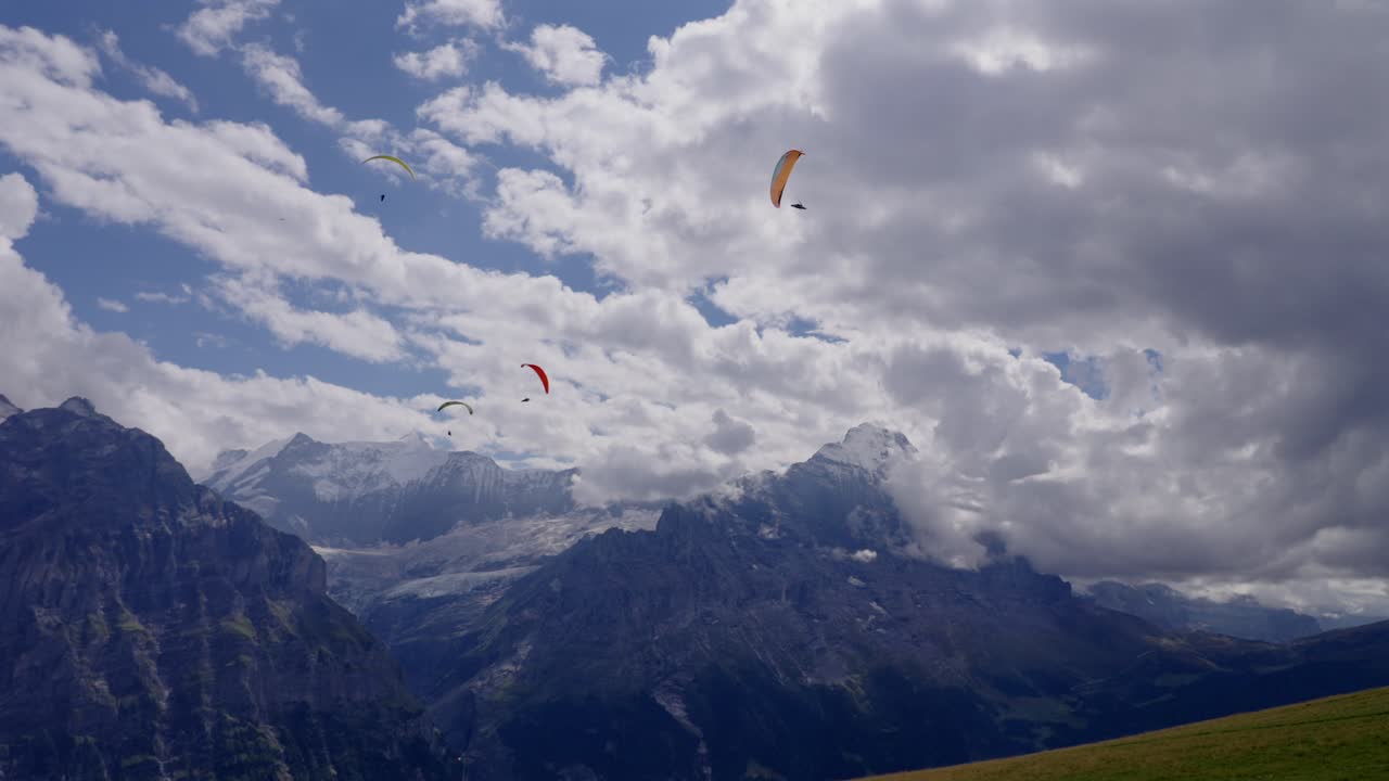 parapentes deslizándose por los alpes suizos