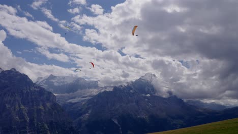 Gleitschirme,-Die-Um-Die-Schweizer-Alpen-Gleiten