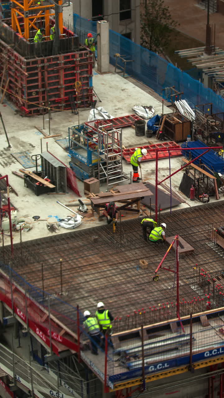 londres, inglaterra - 31 de agosto de 2022: el horizonte de londres con grúas construyendo una torre de gran altura en vertical