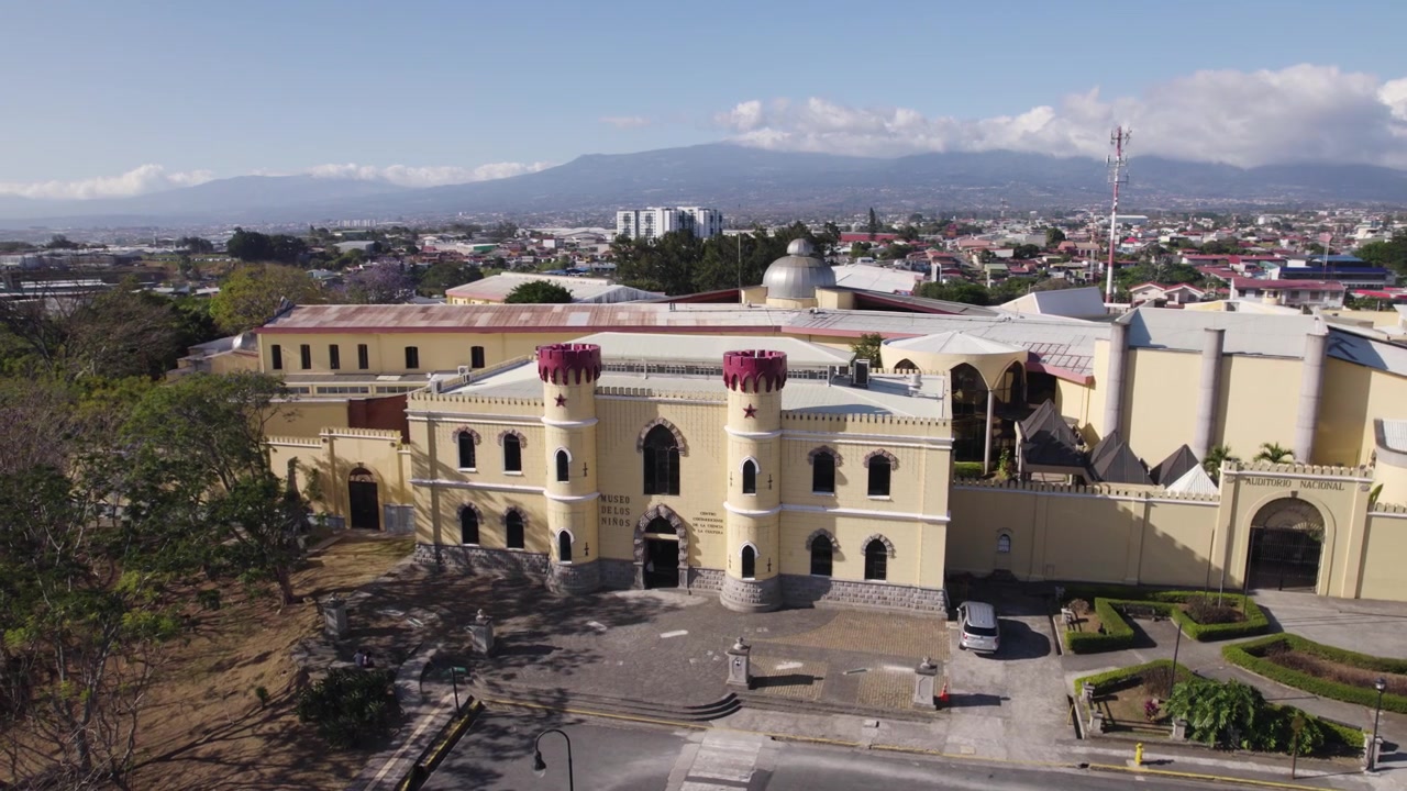 Panoramica aerea che inquadra il Centro Costaricano di Scienza e Cultura a San José in una giornata di sole