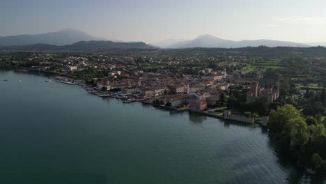 vista aérea de los grandes lagos de suiza situados en el valle rodeado de montañas