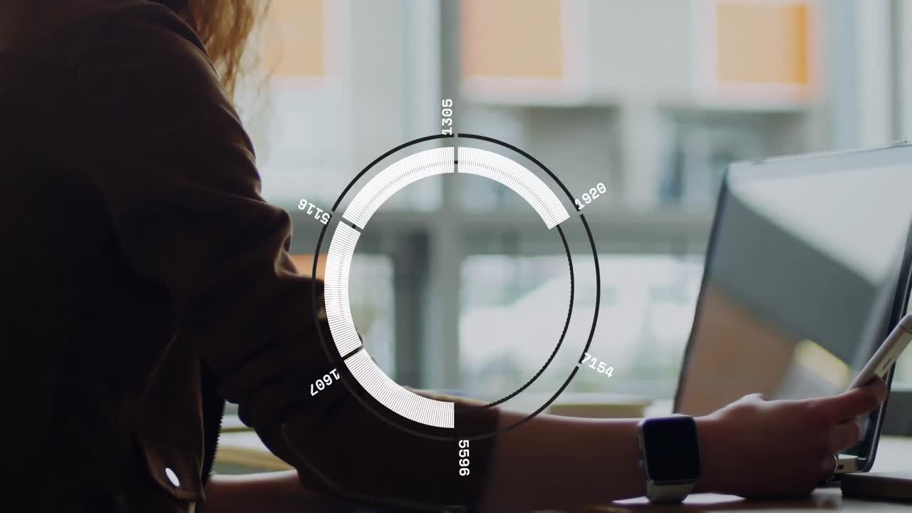 animación de círculos de carga con números cambiantes sobre mujer caucásica usando teléfono celular y portátil