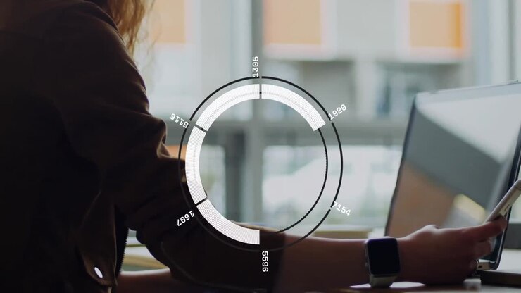 Animazione di cerchi di caricamento con numeri variabili su una donna caucasica che usa cellulare e laptop