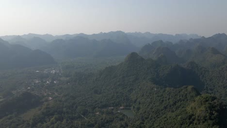 antena de selva de montaña brumosa y húmeda sobre el parque cat ba nat'l, vietnam