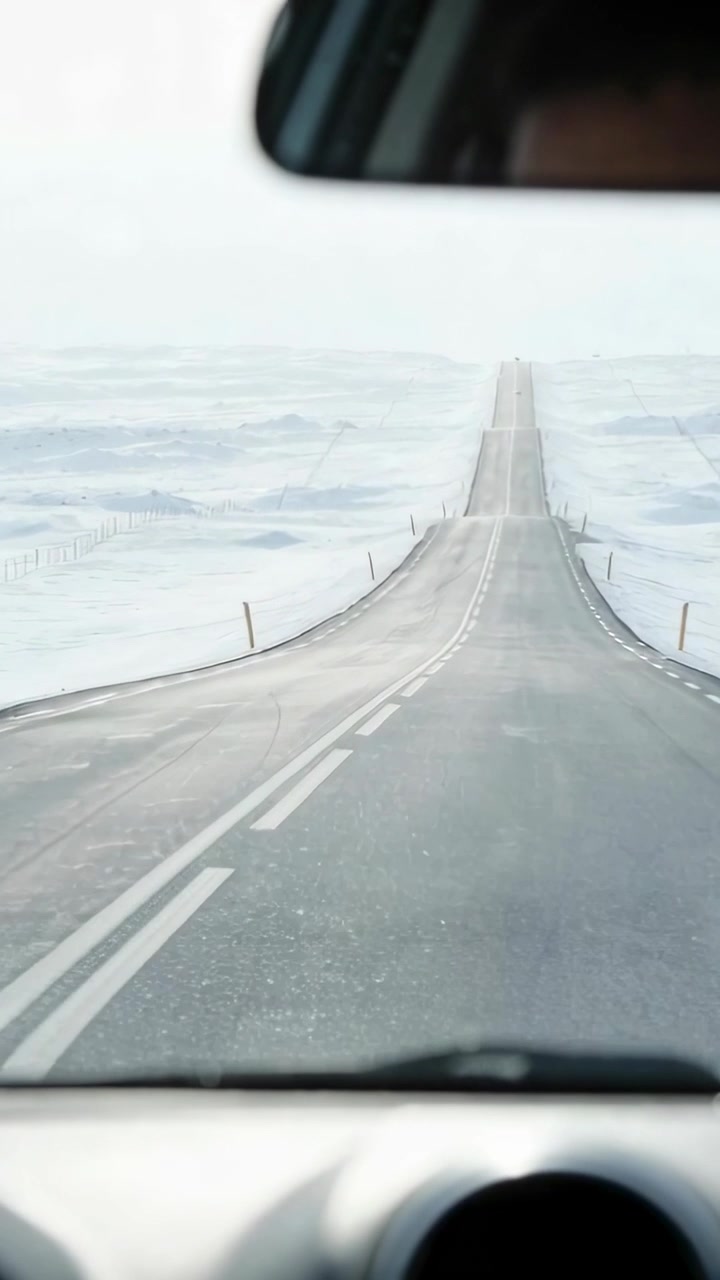 Strada a due corsie che si dirige verso una tempesta, fulmini che colpiscono e poi raggi di sole che perforano le nuvole, per meteorologia.