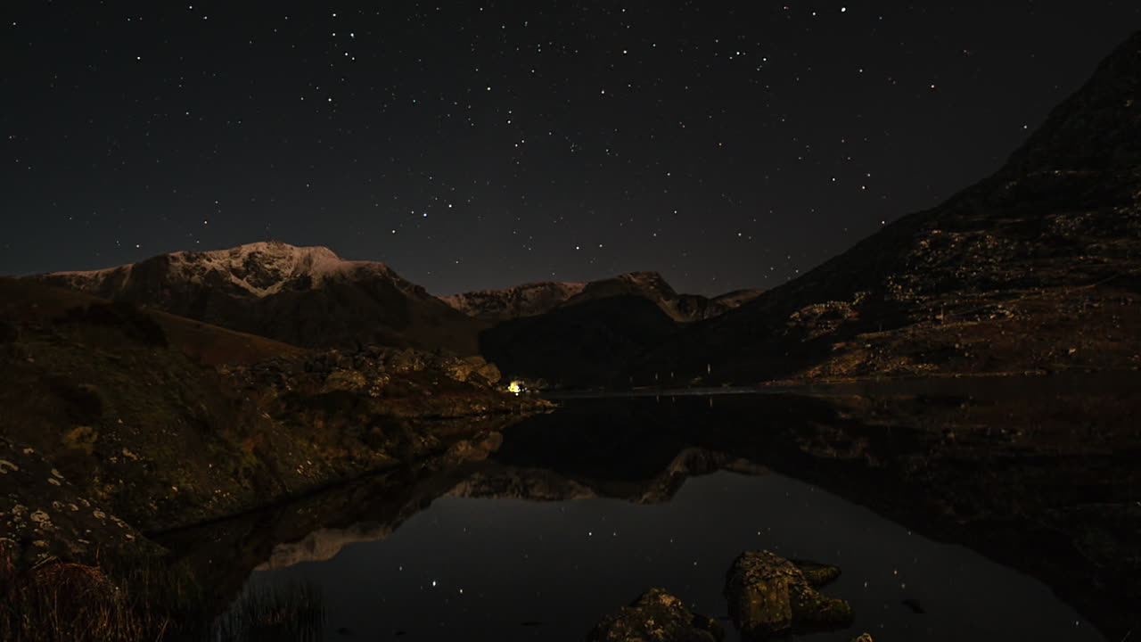 tempo de estrelas em um lago no país de gales