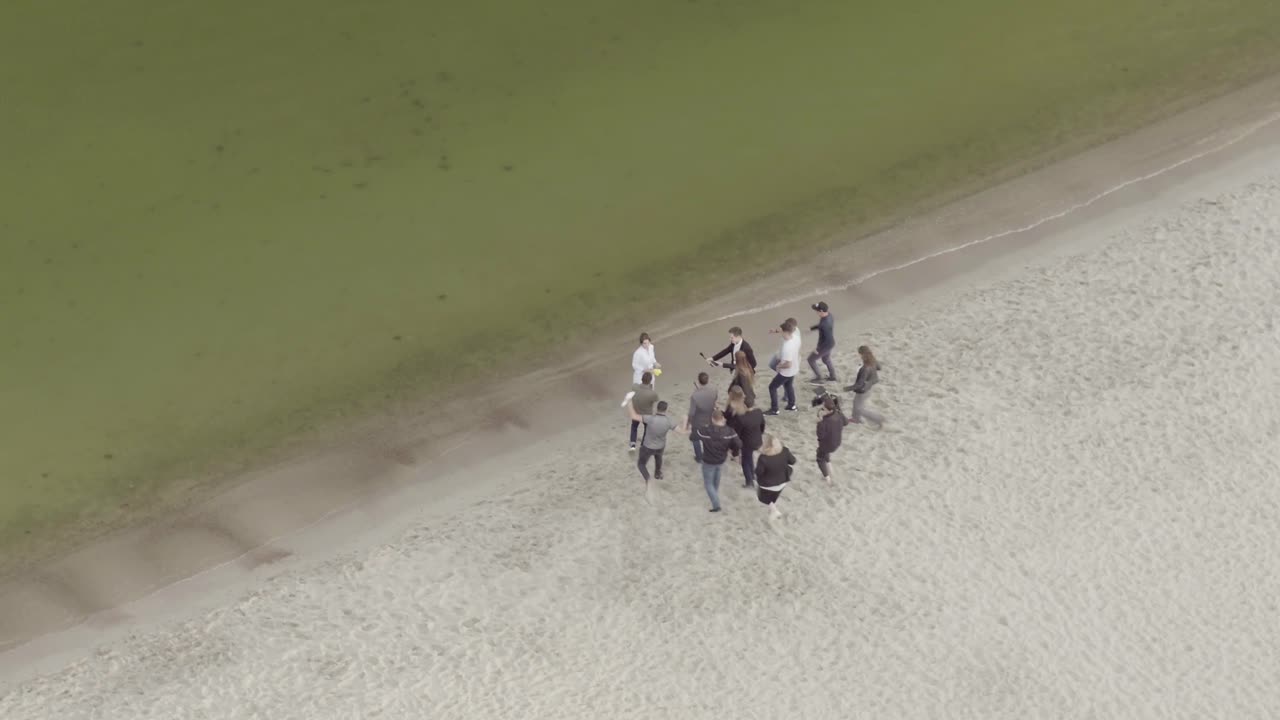 호수 의 해변에 있는 사람들