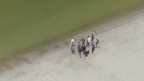 gente en la playa junto al lago