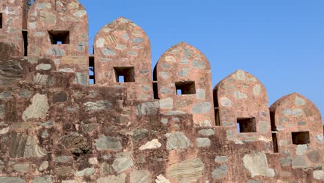 la antigua pared de piedra del fuerte con un cielo azul brillante por la mañana el video se toma en el fuerte de kumbhal kumbhalgarh rajasthan india