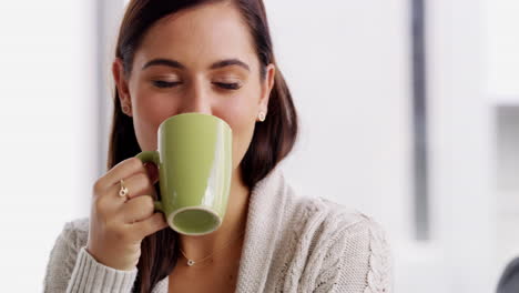 Relajarse-Con-Una-Taza-De-Té-Caliente-Y-Agradable