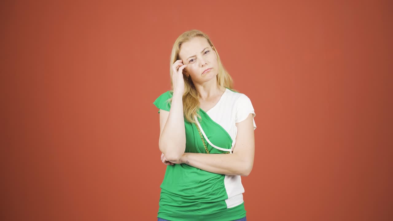 카메라를 향한 사려 깊은 여성.