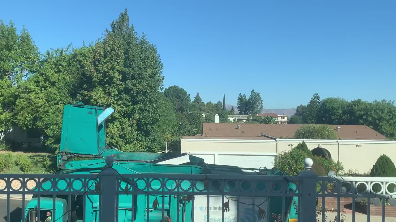 쓰레기통을 비우는 쓰레기 트럭