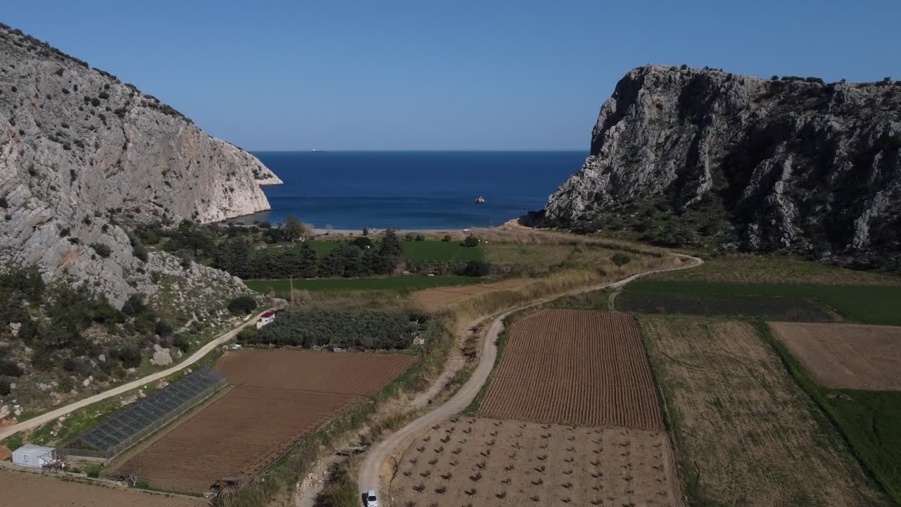 Paesaggio verde che si apre al mare
